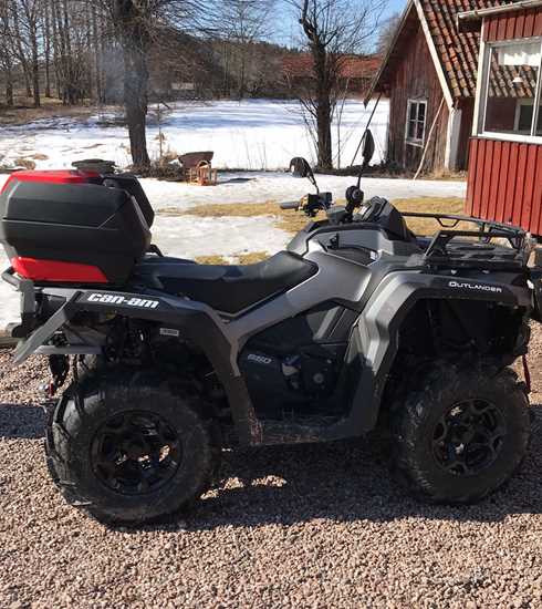 Fyrhjuling Can-Am Outlander 650 PRO stulen från en ladugårdsbyggnad i Ölme, Värmland